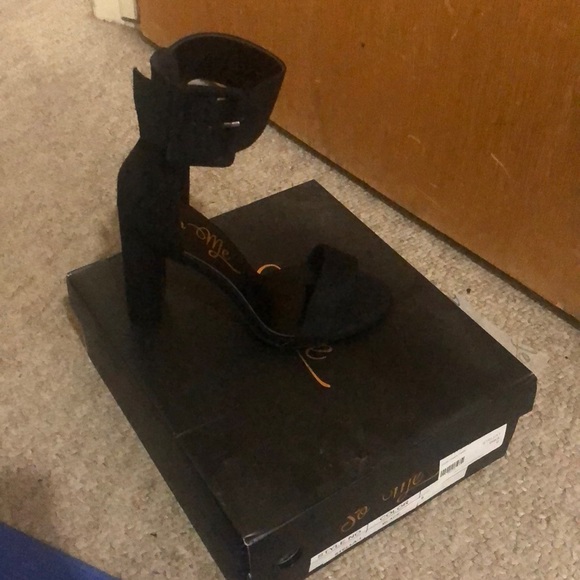 Classy Black Heels - Picture 1 of 2